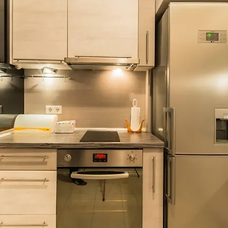 Luxury One Bedroom Suite, Doorman, Limited Access, Lozenec Area Appartement *